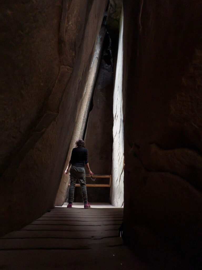 Wandern in der Freizeit in den Bergen. Hochzeits Dj Latin